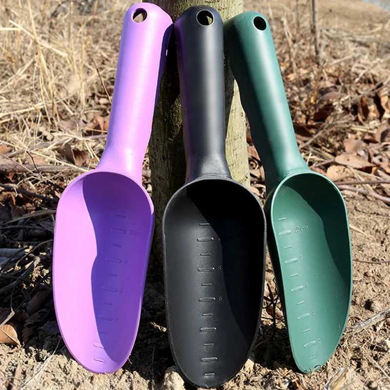 Thickened plastic vegetablegrowing and soildigging shovel a household soilloosening and flowergrowing tool J251121