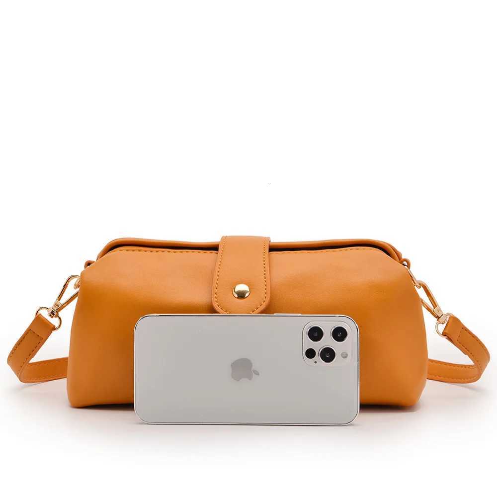 Womens One Shoulder Clip Bag Retro PU Womens Diagonal Straddle Phone Bag European And American Style 2024 New Popular HandbagT251007
