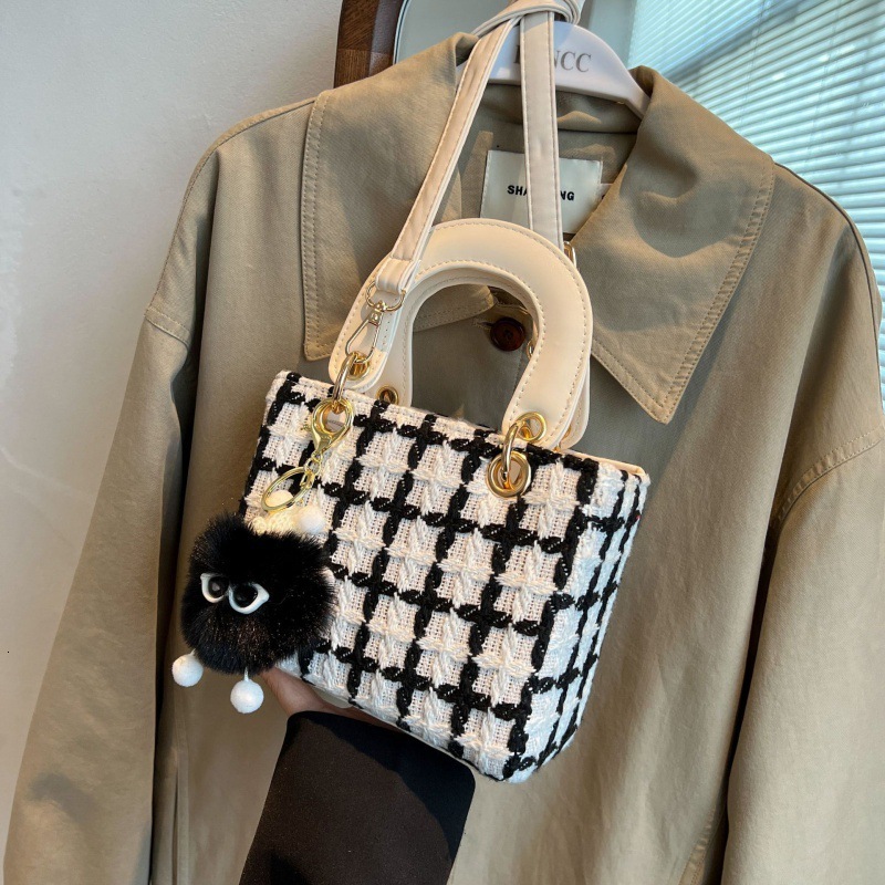 Small niche design popular wool bag autumn and winter bag new retro luxury bag elegant and trendy style women's handbag designer bag