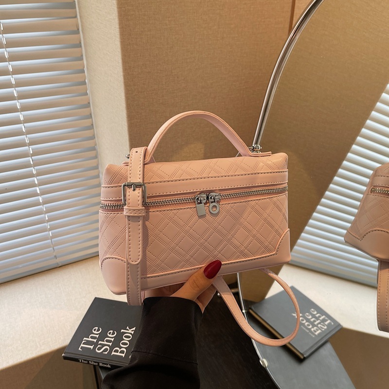 2025 Summer New Fashion Casual Single Shoulder Crossbody Bag Handheld Briefcase Women's Small Designer Bag Square Luxury Bag Bag Korean Version N