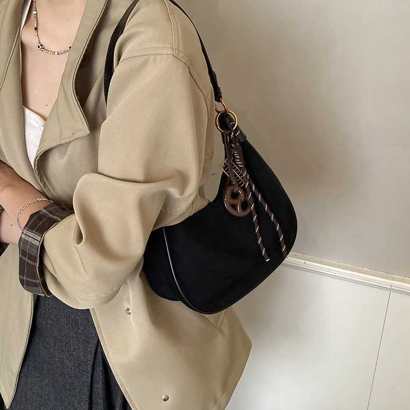 Designer Faux Suede Shoder Bag Large Underarm Bag with Pendant Crescent Bag for Wen Shopping1 Y251120