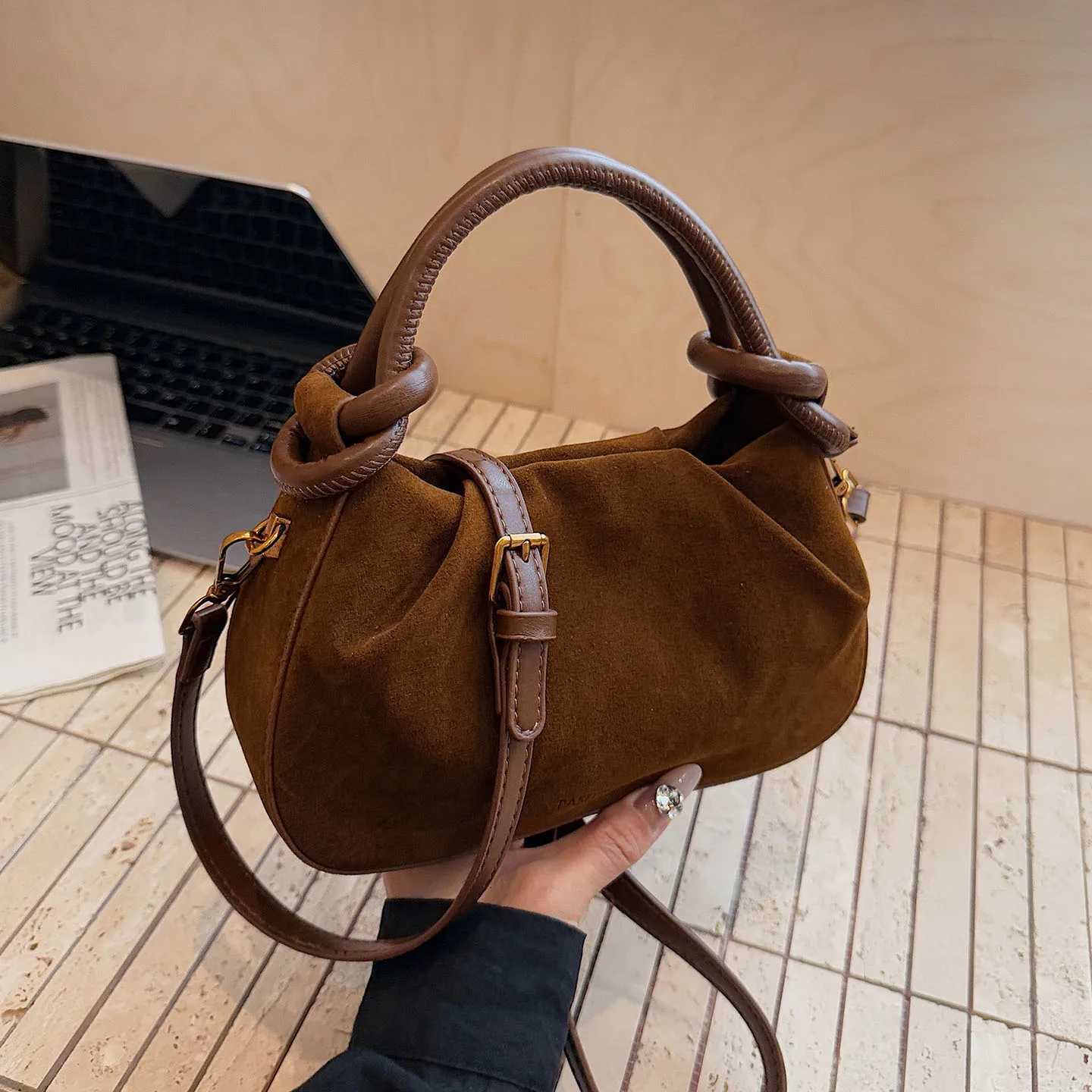 Designer Trendy Suede Wens Handbags 2025 Autumn Winter Elegant Pleated Cmuting Messenger Bag High End Texture Shoder Pack1 Y251120