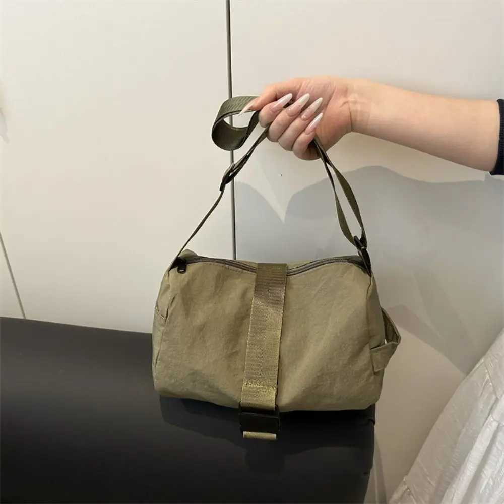 Portable Korean Crossbody Toast Bag High Capacity Zipper Buckle Shoulder Bag Lightweight Solid Color Commuting Bag HandbagT251007