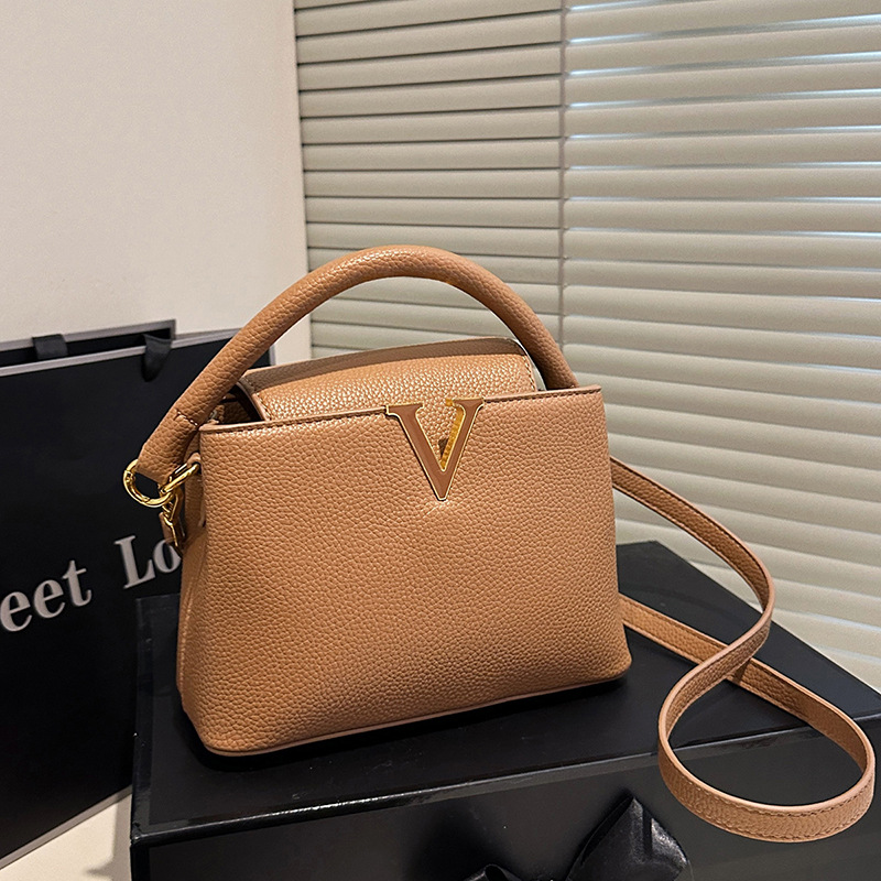 Free delivery designer shoulder bag Fashionable and comfortable handbag women's casual and simple commuting bag