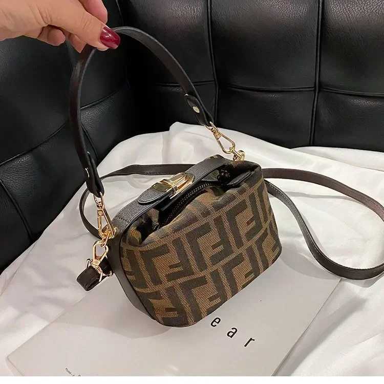 Luxury Designer Leather Crossbody Bag HighEnd Vintage for Wen with Trendy Paris Fi Inspirati D251009