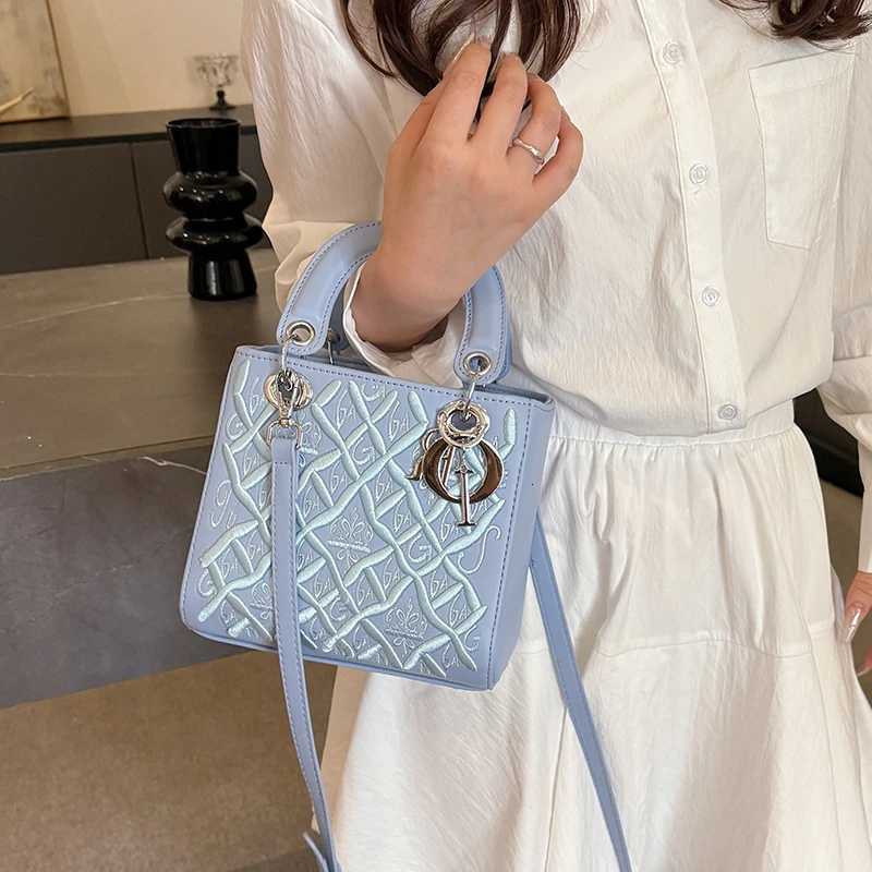Elegant Trendy Exquisite Solid Color Wen Handbag Shoder Bag Metal Deco Quilted Design Crossbody Bag for Outings Party D251009