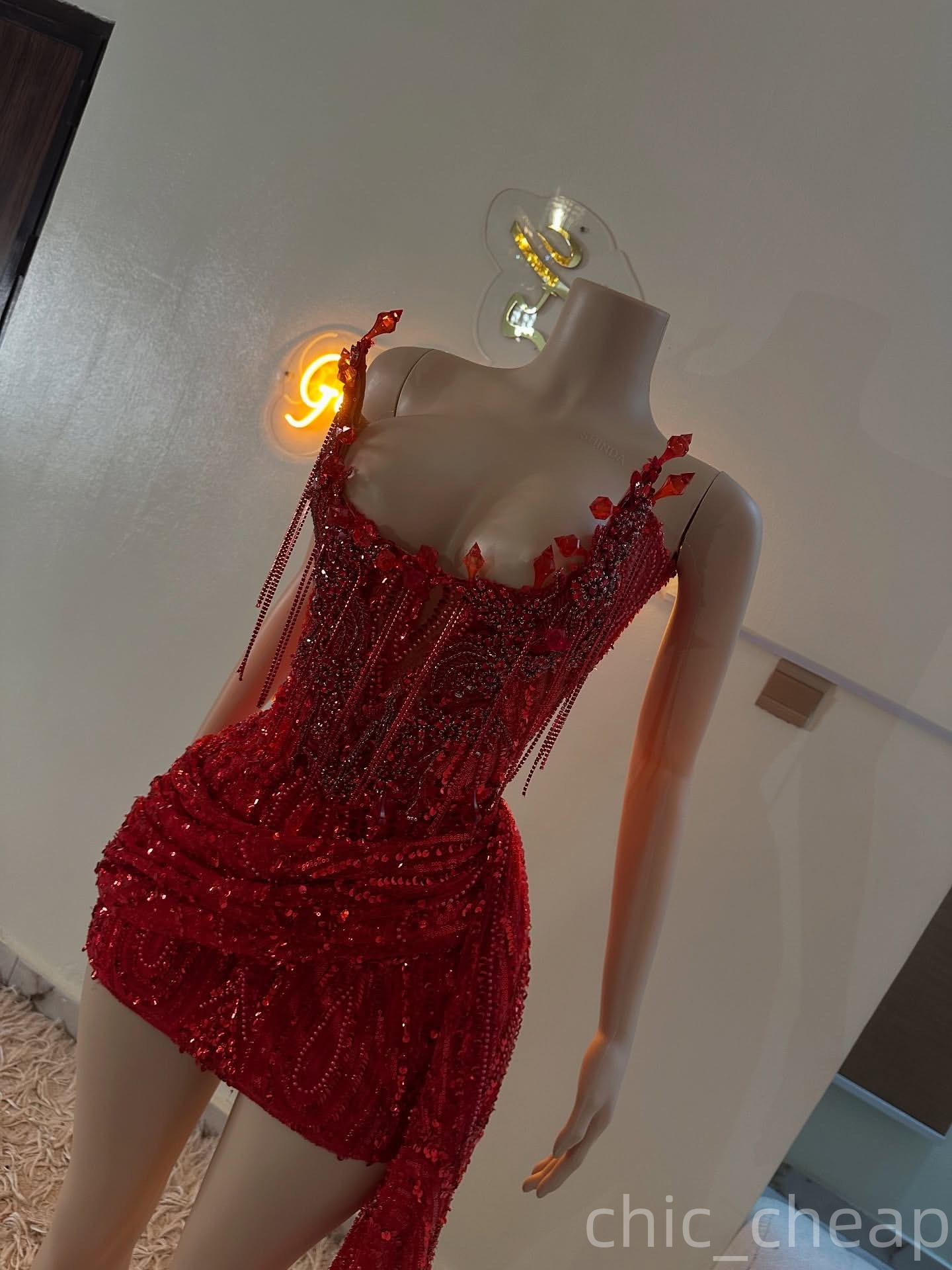 Chic Red Gold Sheath Cocktail Dress Rhinestones Sequined Lace Stylish Short Mini Graduation Homecoming Dresses For Special Occasions Sweetheart Gowns