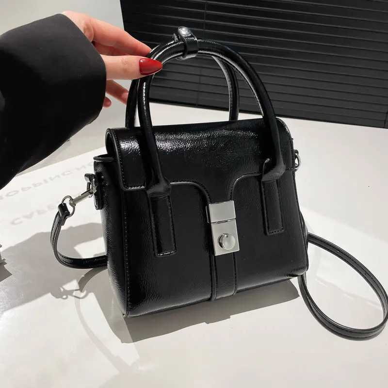 2025 Summer Luxury Mini Handbag Fiable Top Handle Purse Niche Shoder Bag for Wen Chic Small Crossbody Bag Elegant D251009