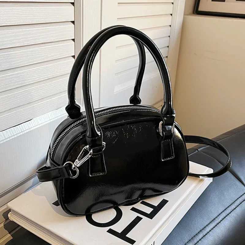 HighEnd Texture Small Bag 2025 New Wens Bag Autumn and Winter Popar Messenger Bag Portable Square Sling Bags1 D2510091