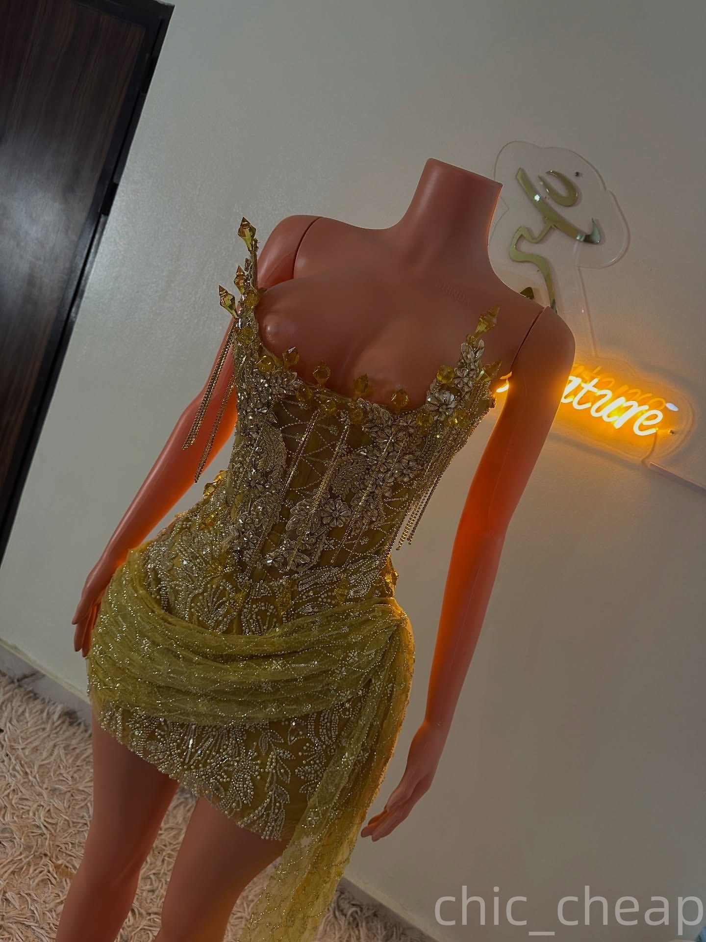 Chic Red Gold Sheath Cocktail Dress Rhinestones Sequined Lace Stylish Short Mini Graduation Homecoming Dresses For Special Occasions Sweetheart Gowns