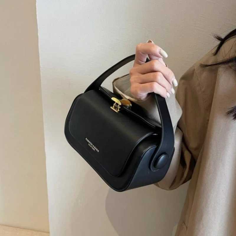 Classic Black Shoder Bag Wens Versatile Crossbody Square Bags 2024 New Large Capacity Textured Leather Flap Handbags D251009