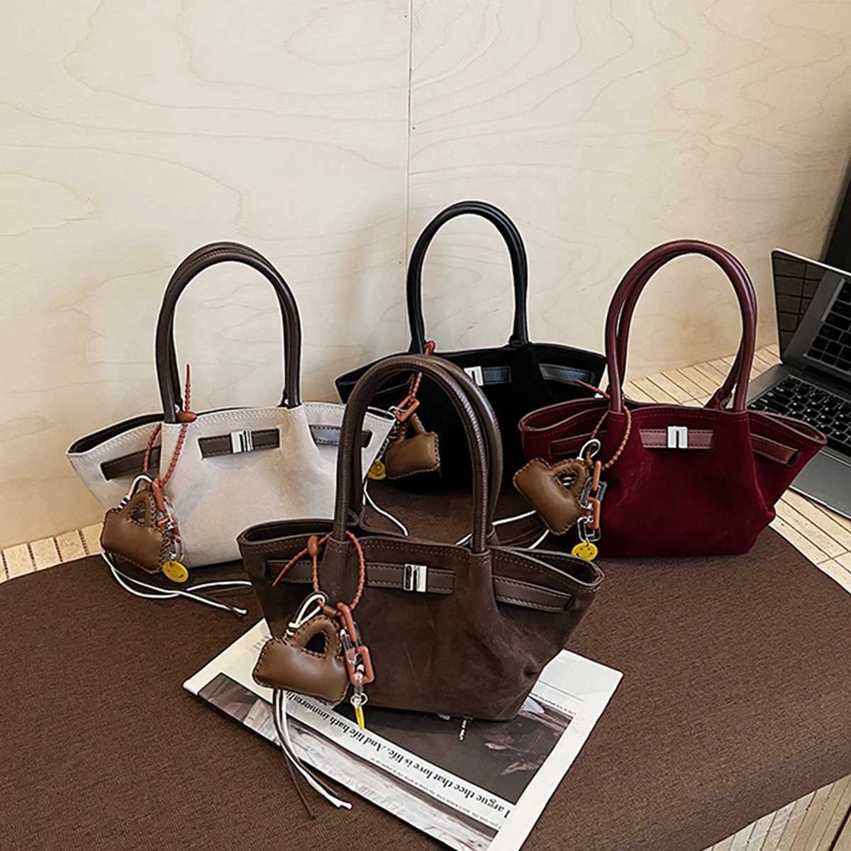 Ladies Casual Crossbody Bag Quilted Detachable Mini Purse Accent Spacious Interior Magnetic Snap Adjustable Strap Shopping Bag D251009