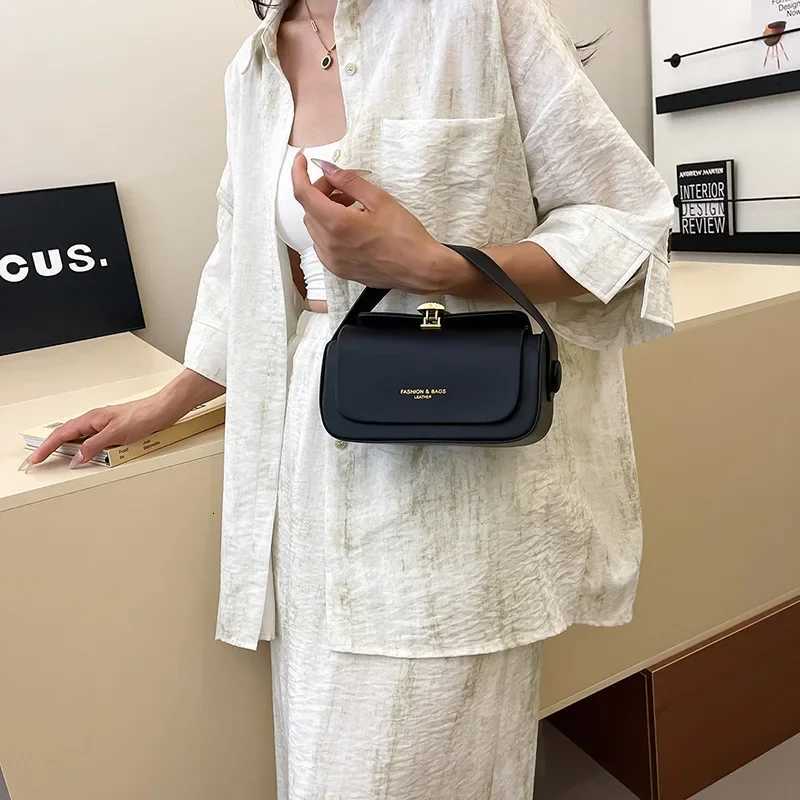 Classic Black Shoder Bag Wens Versatile Crossbody Square Bags 2024 New Large Capacity Textured Leather Flap Handbags D251009