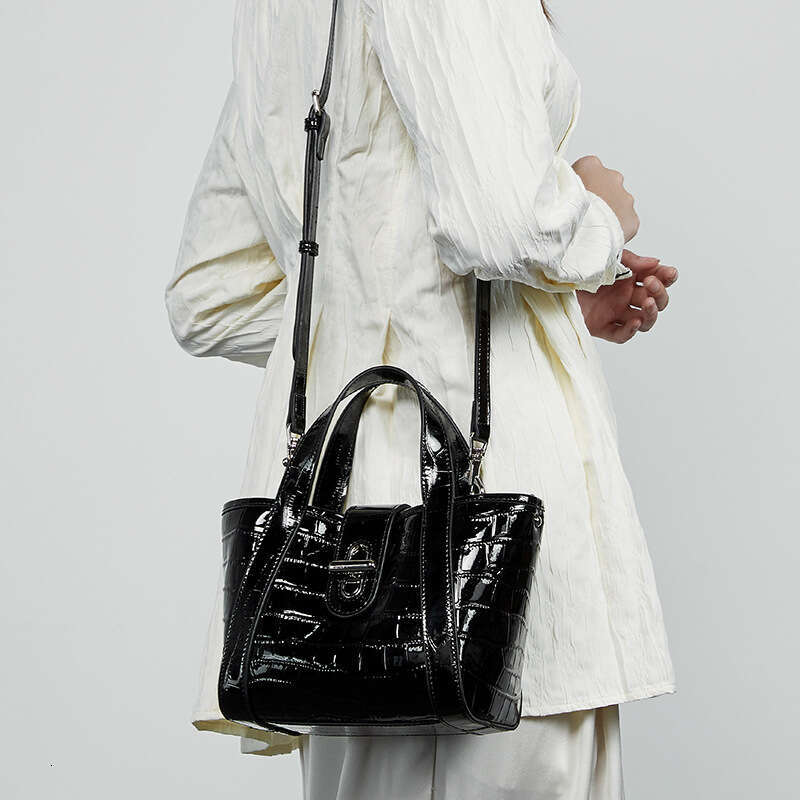 Luxury bag New Genuine Leather Women s Commuter Crossbody Crocodile Pattern Light Niche High end Sense Basket Tote Bag