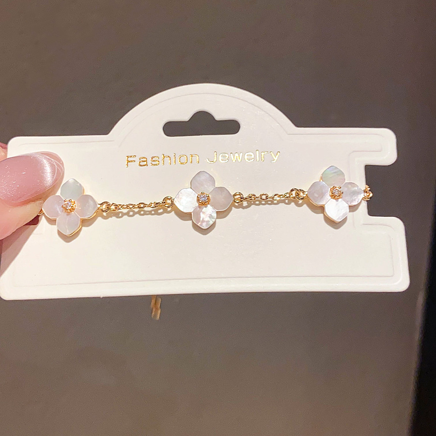 Gold - Toned Bracelet With Shell Flower Charms And Rhinestone Details Delicate Daily & Elegant Jewelry Gift For Her High - Quality Stylish Accessory