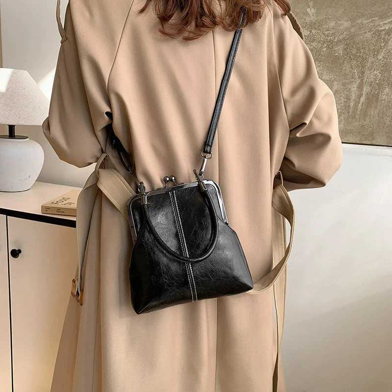 Elegant Clip Lock Shoder Bag Large Capacity PU Leather Crossbody Bag Solid Color Wens Small Handbag D251009