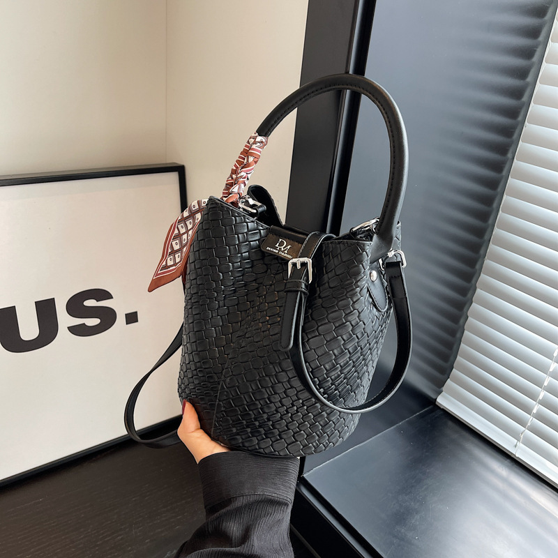designer bag luxury bag 2025 Trendy New Commuter Bag Retro Bag Women Handbag Fashion Versatile Shoulder Bag Woven Bucket Bag Niche