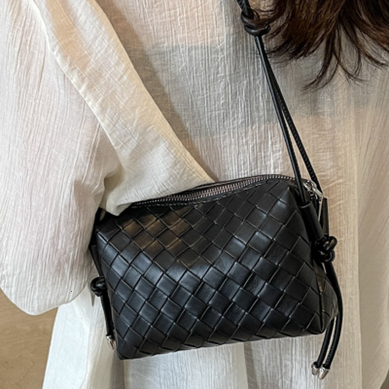 Designer Handbag New Trendy Simple Chic Single Shoulder Luxury Bag Bag Niche Design Woven Bag For Women Fashionable Shopping Commuting Crossbody Bag