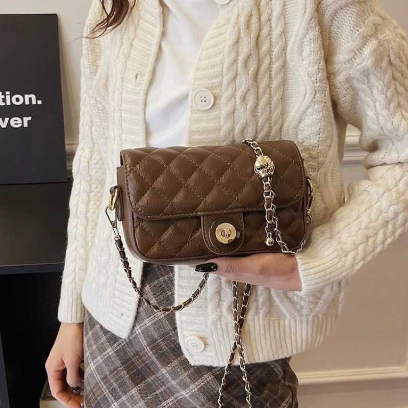 FAshionable Leather Womens Handbag FaMOUs Designer Elegant Crossbody Vintage Commuter Trendy BagW251101