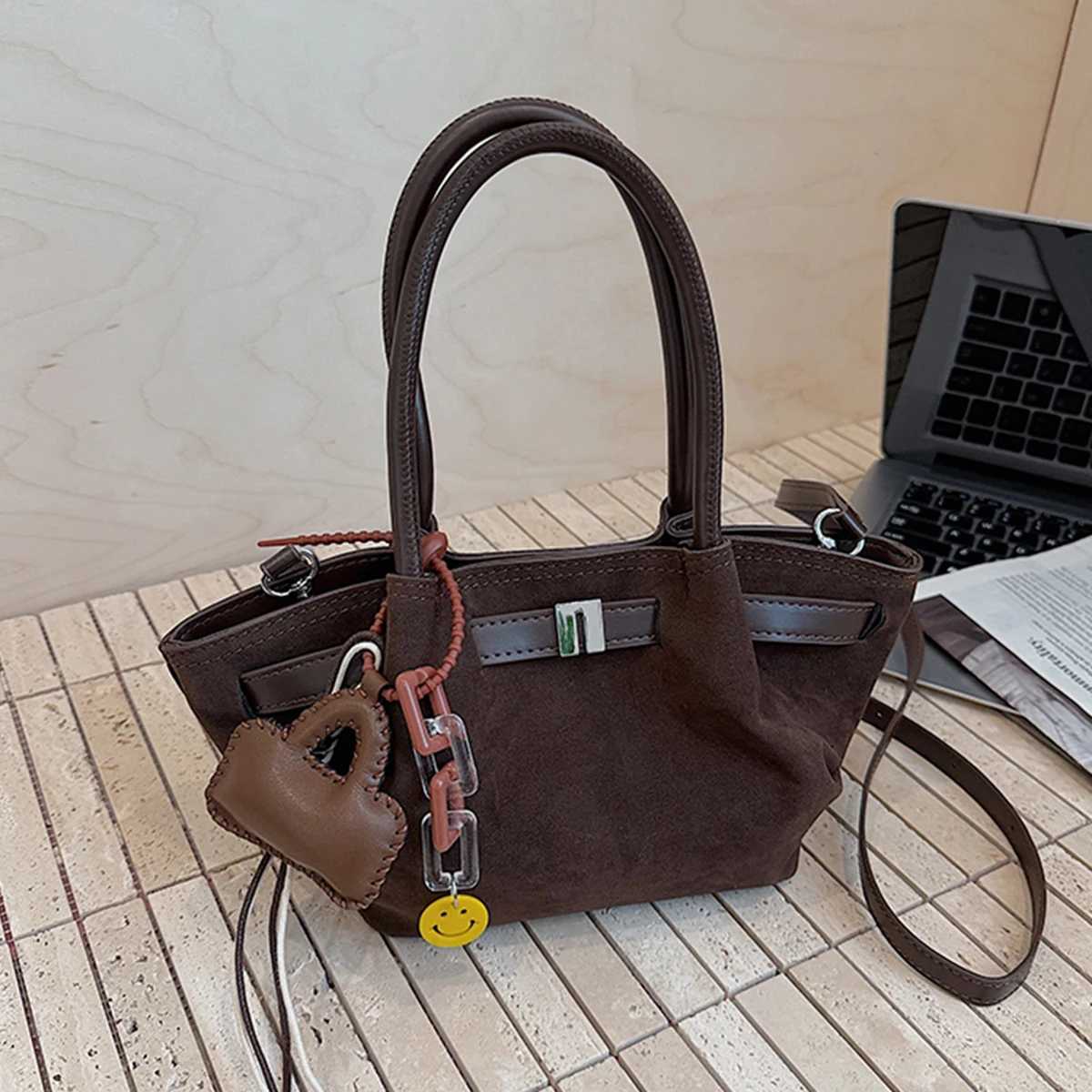 Ladies Casual Crossbody Bag Quilted Detachable Mini Purse Accent Spacious Interior Magnetic Snap Adjustable Strap Shopping Bag D251009