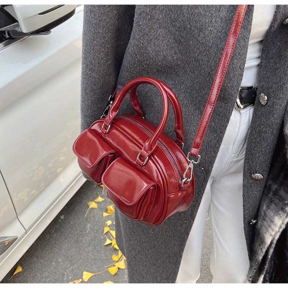 Stylish Underarm Bag HighValue MtiFunctial Handbag with Niche DesignVersatile niche armpit 2025ins fi tote bag D251009