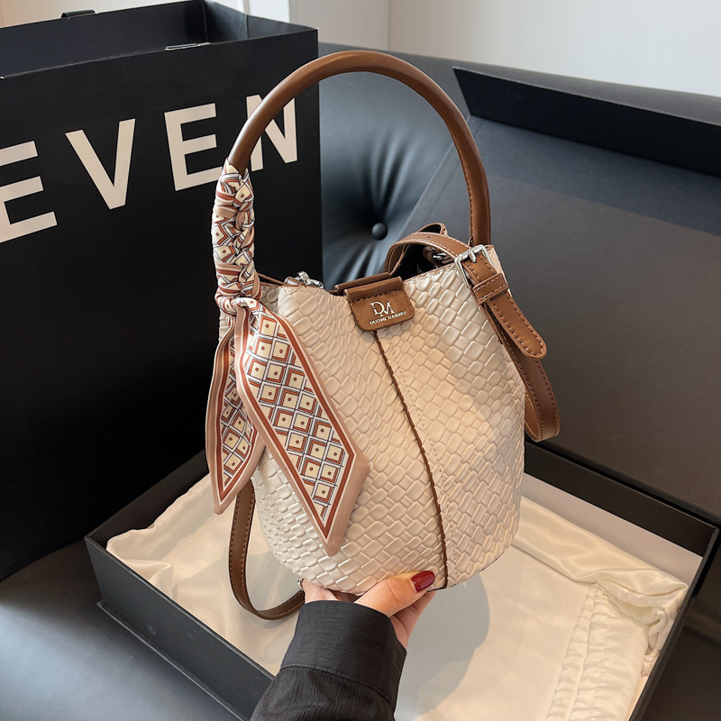 designer bag luxury bag 2025 Trendy New Commuter Bag Retro Bag Women Handbag Fashion Versatile Shoulder Bag Woven Bucket Bag Niche