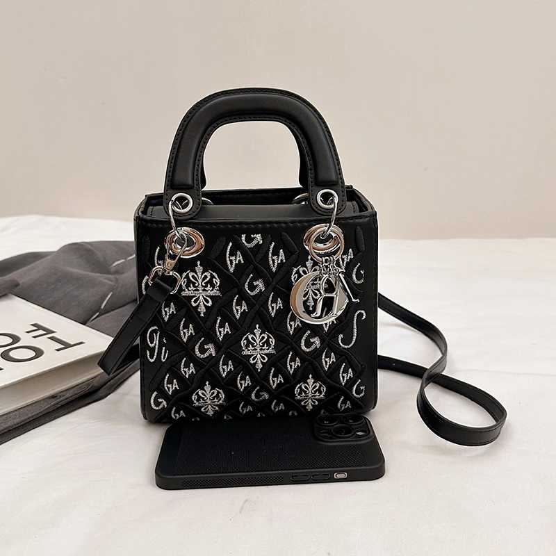 Elegant Trendy Exquisite Solid Color Wen Handbag Shoder Bag Metal Deco Quilted Design Crossbody Bag for Outings Party D251009