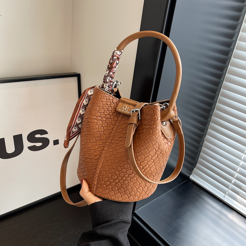 designer bag luxury bag 2025 Trendy New Commuter Bag Retro Bag Women Handbag Fashion Versatile Shoulder Bag Woven Bucket Bag Niche