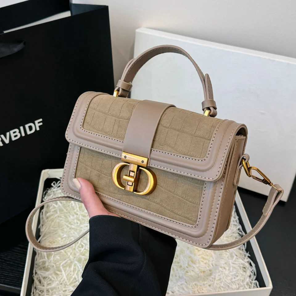 2025 New Handheld Small Square Bag with High Quality Texture and Niche Design Light Luxury Shoder Bag D251009
