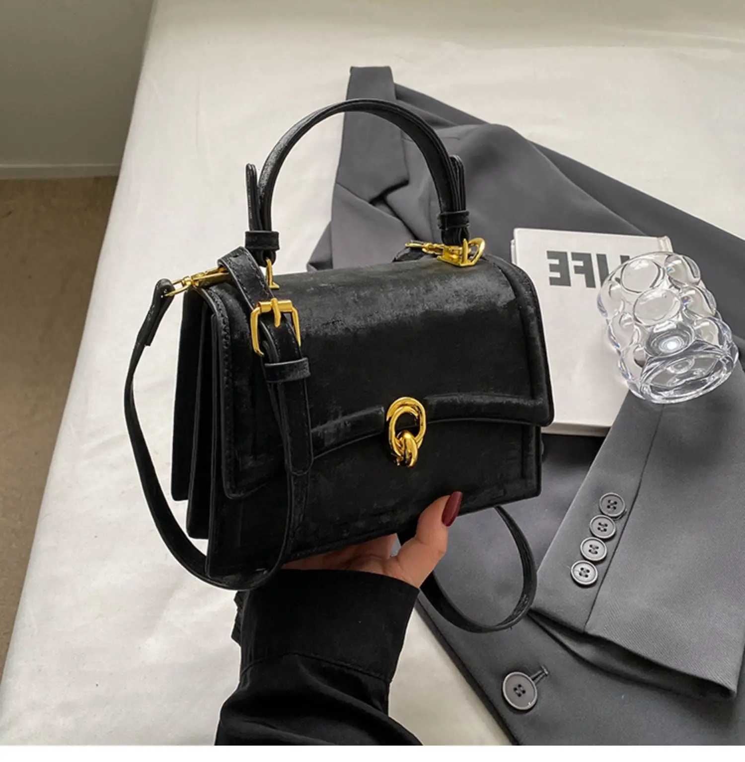 Korean Short Handle Small Handbags Wen Fi Flap Trapeze Crossbody Bag 2024 New Lady Daily Work Armpit Bag D251009