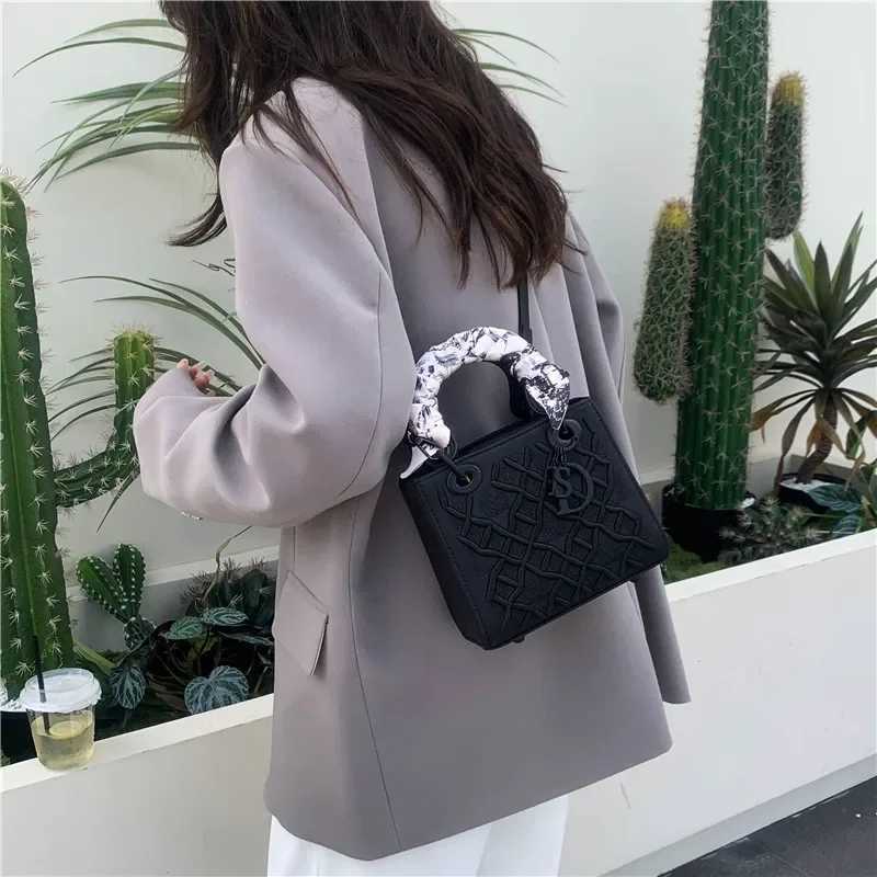 Bebi Fi Heavy Embroidery Silk Scarf Handbag Single Shoder Crossbody Bag Vintage Style Polyer Lining Soft PU Material D251009