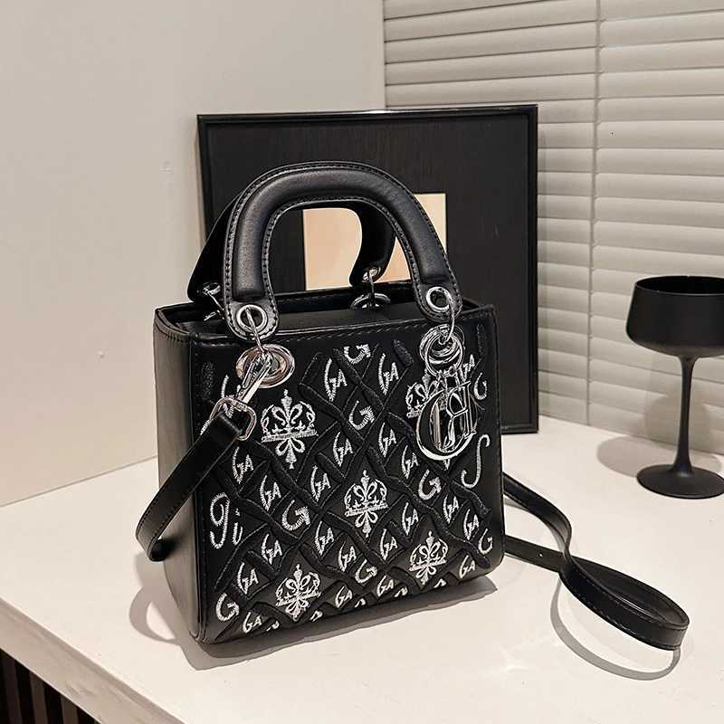 Elegant Trendy Exquisite Solid Color Wen Handbag Shoder Bag Metal Deco Quilted Design Crossbody Bag for Outings Party D251009