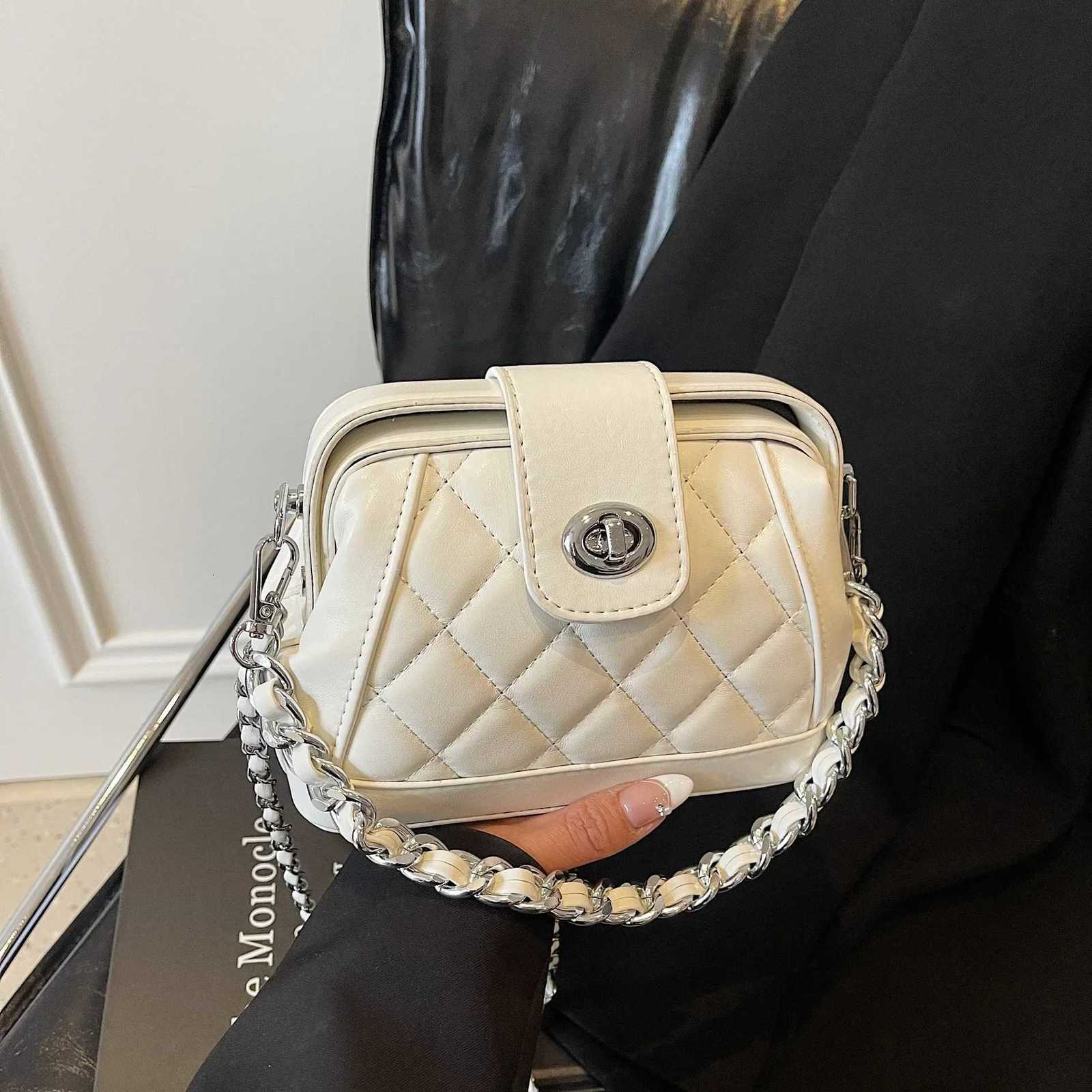 2025Xiaoxiangfeng Handbag High End Womens Messenger Bag New Fashion Niche Diamond Chain Box BagW251101