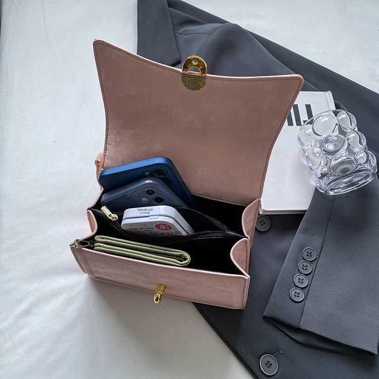 Korean Short Handle Small Handbags Wen Fi Flap Trapeze Crossbody Bag 2024 New Lady Daily Work Armpit Bag D251009