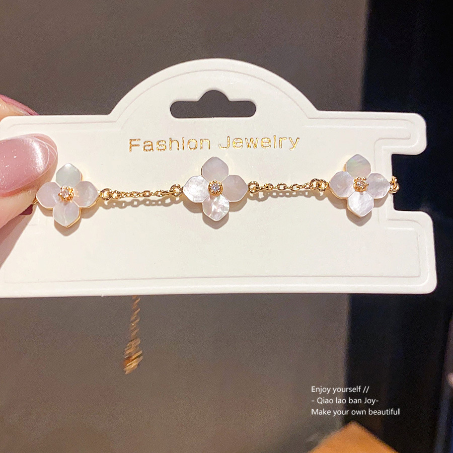 Gold - Toned Bracelet With Shell Flower Charms And Rhinestone Details Delicate Daily & Elegant Jewelry Gift For Her High - Quality Stylish Accessory