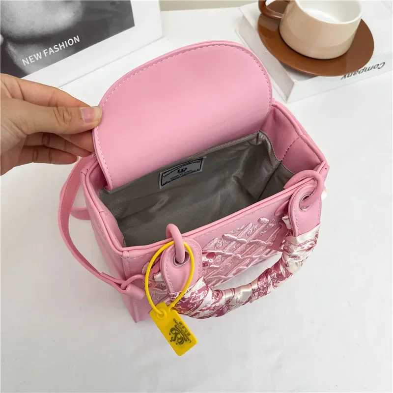 Bebi Fi Heavy Embroidery Silk Scarf Handbag Single Shoder Crossbody Bag Vintage Style Polyer Lining Soft PU Material D251009