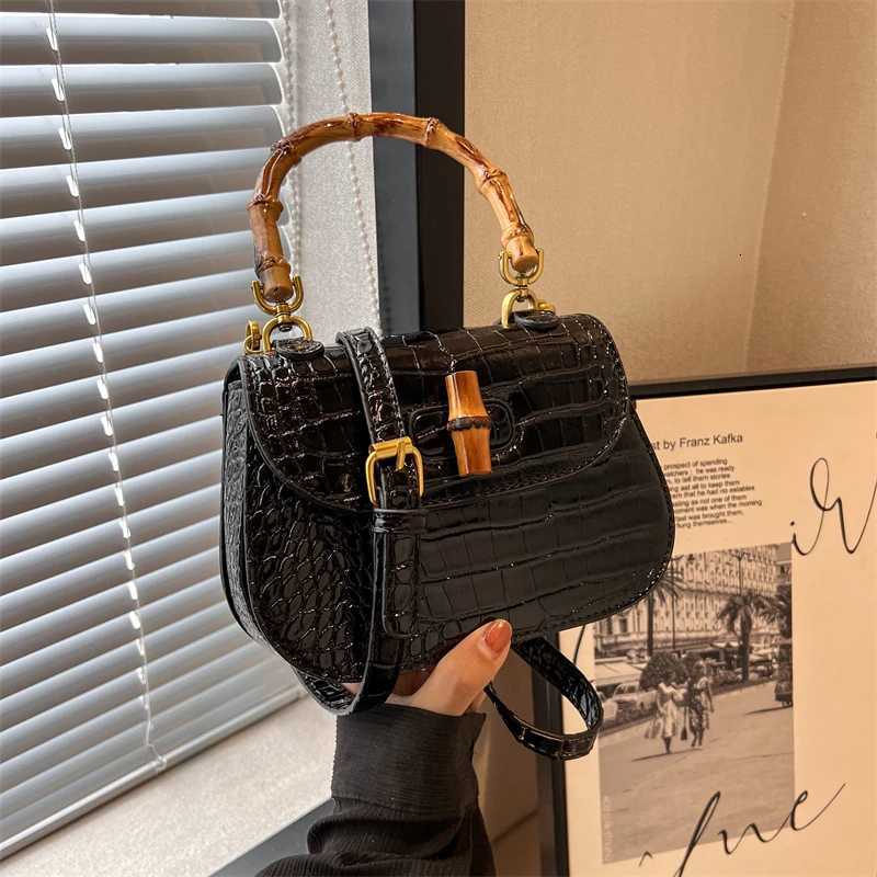 Exquisite Bag French Niche Crossbody New Style Trendy HighEnd Versatile European Sweet Casual Wens Bag D251009