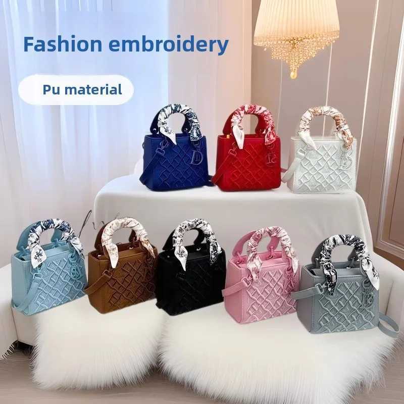 Fi Minimalist Handheld Lady Bag 2025 New Editi HighEnd Heavy Embroidery Scarf Shoder Crossbody Bag D251009