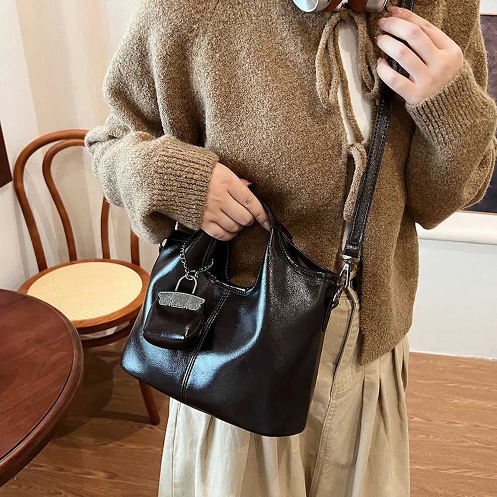 Wens PU Leather Shoder Bags with Pendant Highend Small Crossbody Bags Korean TopHandle Handbags Vintage Solid Tote Purses1 D251009