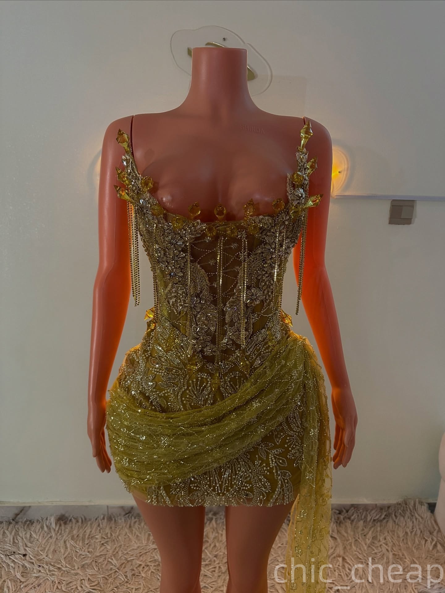 Chic Red Gold Sheath Cocktail Dress Rhinestones Sequined Lace Stylish Short Mini Graduation Homecoming Dresses For Special Occasions Sweetheart Gowns