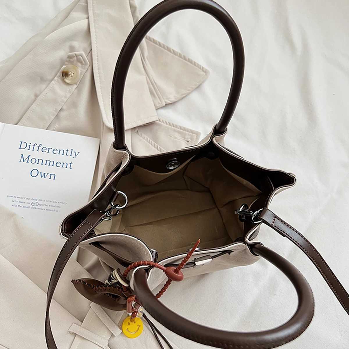 Ladies Casual Crossbody Bag Quilted Detachable Mini Purse Accent Spacious Interior Magnetic Snap Adjustable Strap Shopping Bag D251009