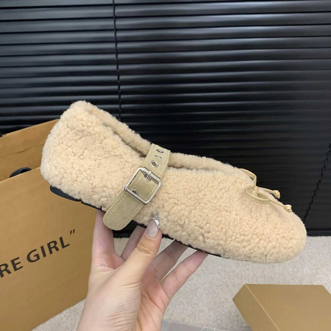 New Wens Shoes Wan Flats Low H Casual Fem Sneakers Slipon Loafers Fur Round Toe Shallow Mouth Boat Slip on Winter Y251009