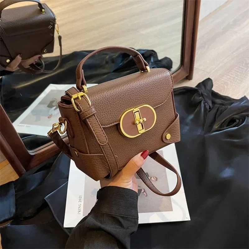 French Ladies Shoder Bag Fi Splicing Girls Crossbody Hundred Leisure Small Square Bag Metal Lock Buckle PU Material D2510091