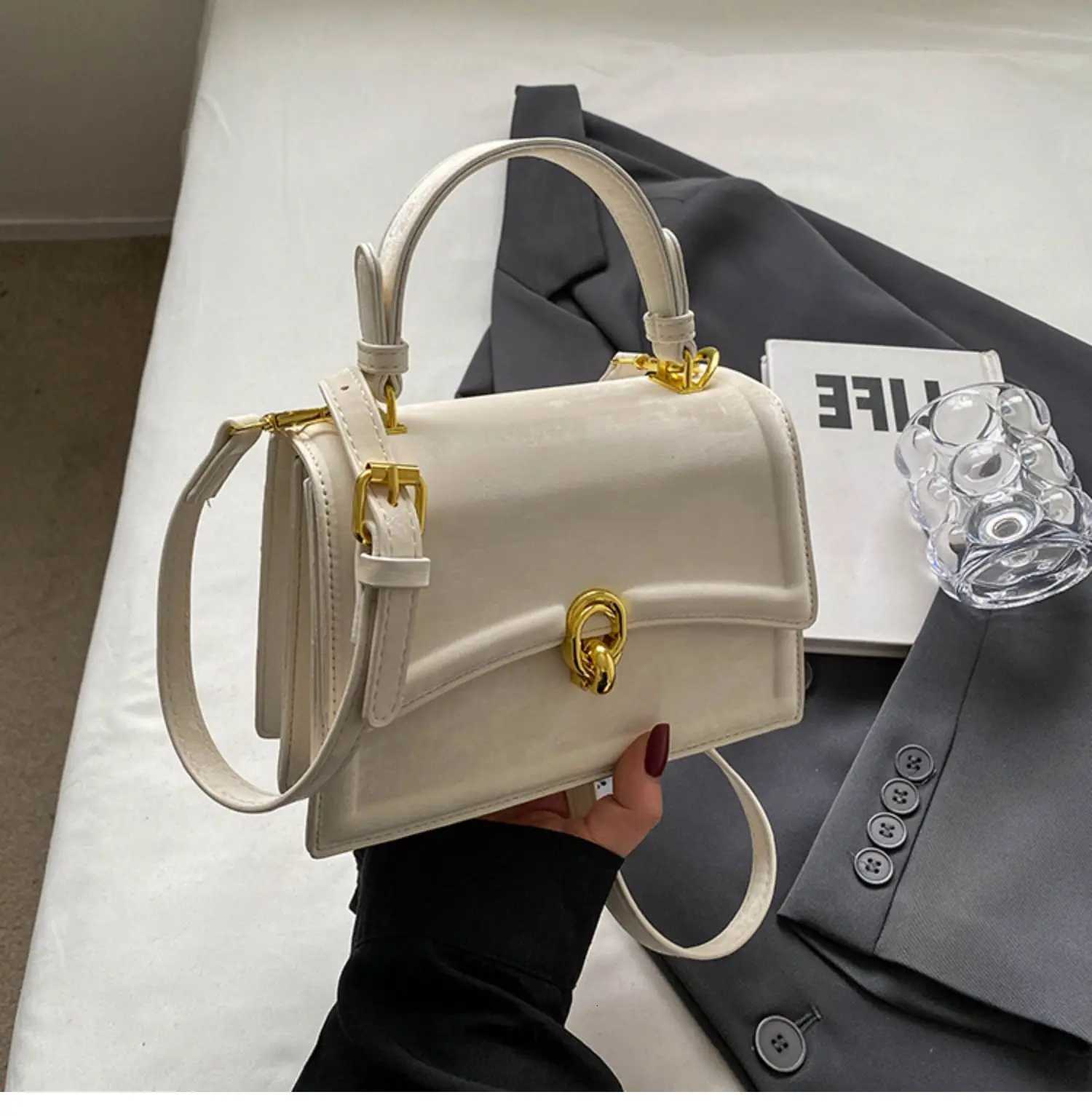 Korean Short Handle Small Handbags Wen Fi Flap Trapeze Crossbody Bag 2024 New Lady Daily Work Armpit Bag D251009