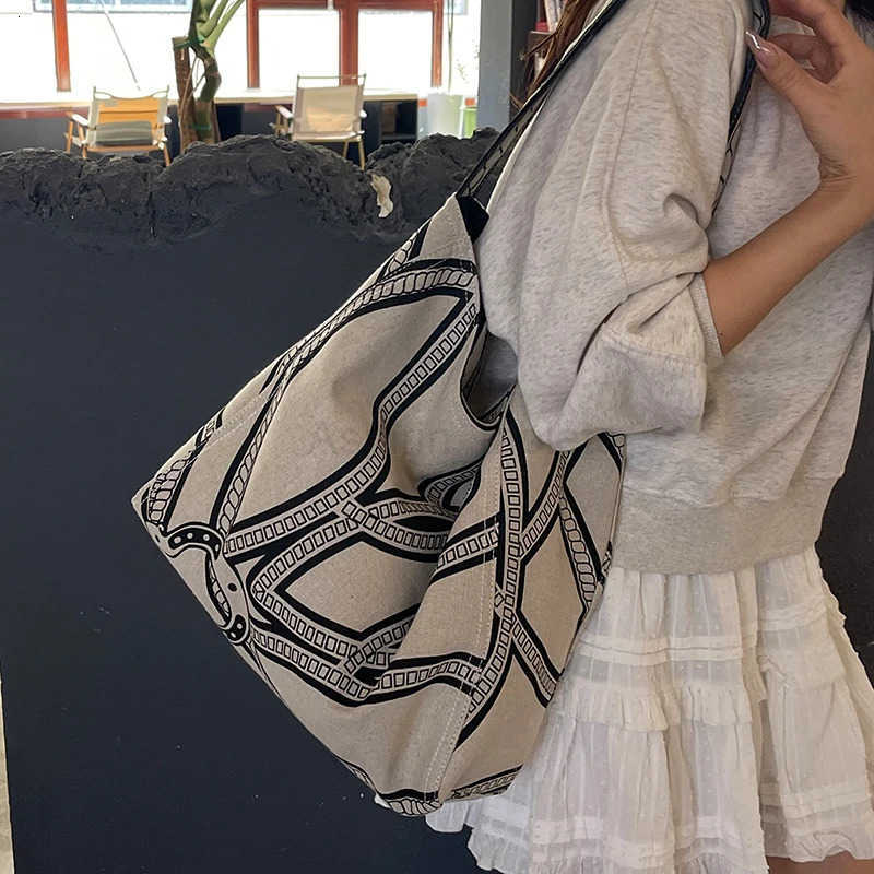 Pony Totem Printed Shoulder BagVintage Large Capacity Canvas Tote BagWomen Effortless Chic Slouchy Contrast Color Handbag M251009
