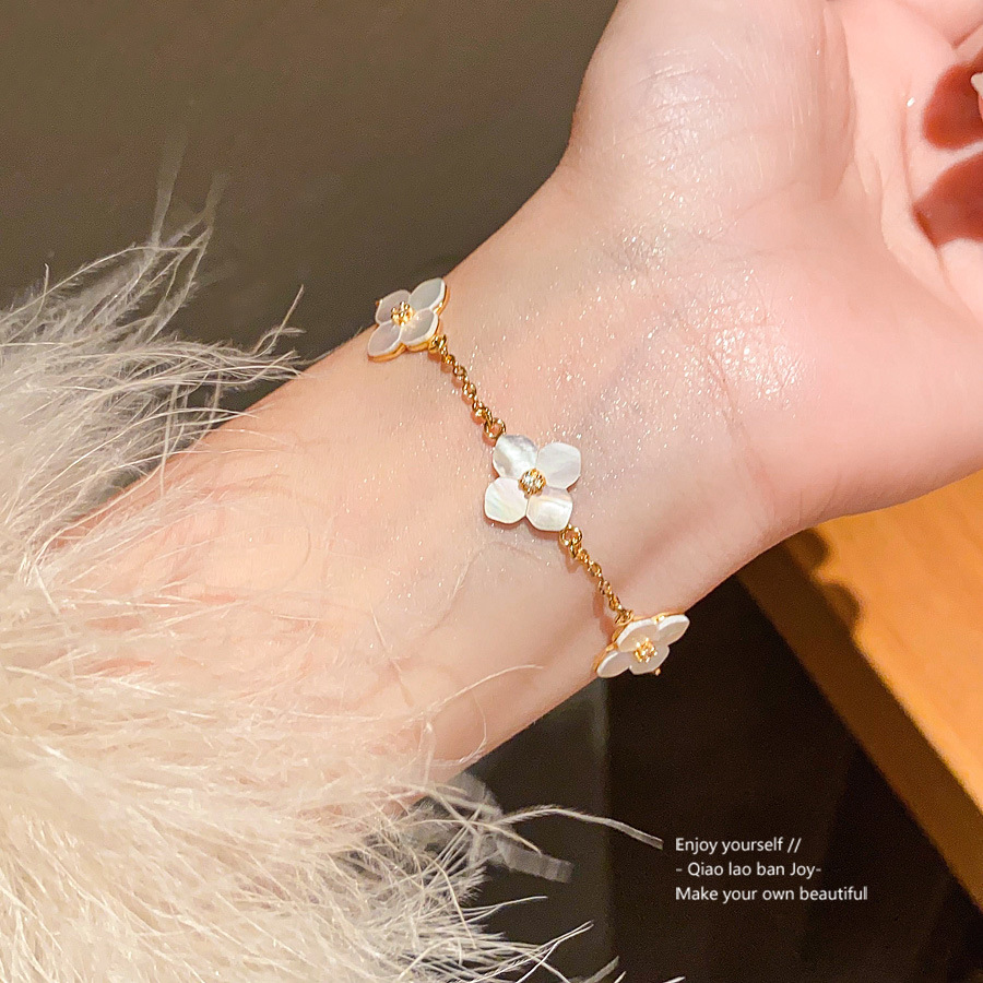 Gold - Toned Bracelet With Shell Flower Charms And Rhinestone Details Delicate Daily & Elegant Jewelry Gift For Her High - Quality Stylish Accessory