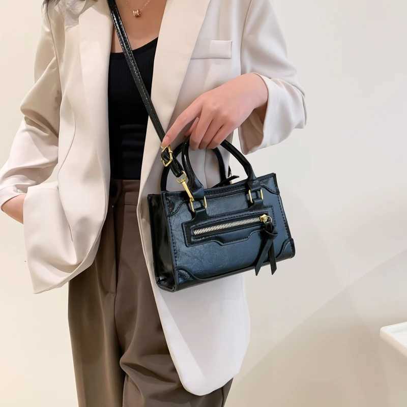 Versatile Oil Leather Crossbody Bag for Wen Fai Small Square Handbag ar Casual Sle Soft Surface Zipper Clo D251009