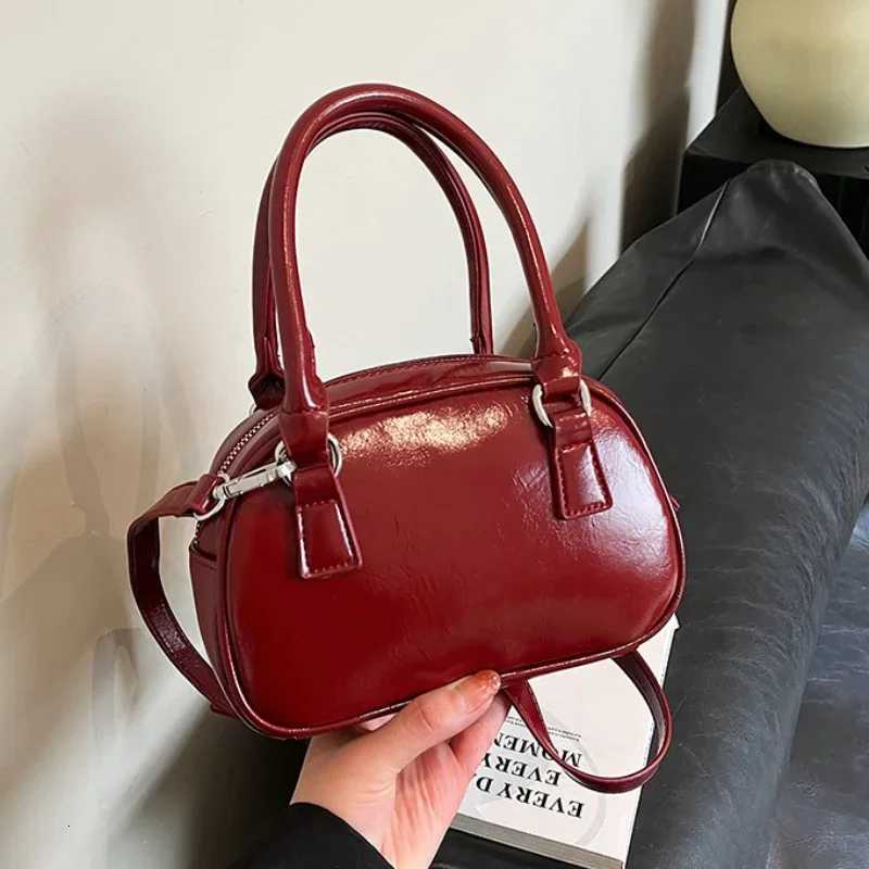 Portable Square Sling Bags HighEnd Texture Small Bag 2025 New Wens Bag Autumn and Winter Popar Messenger Bag bolsa1 D251009