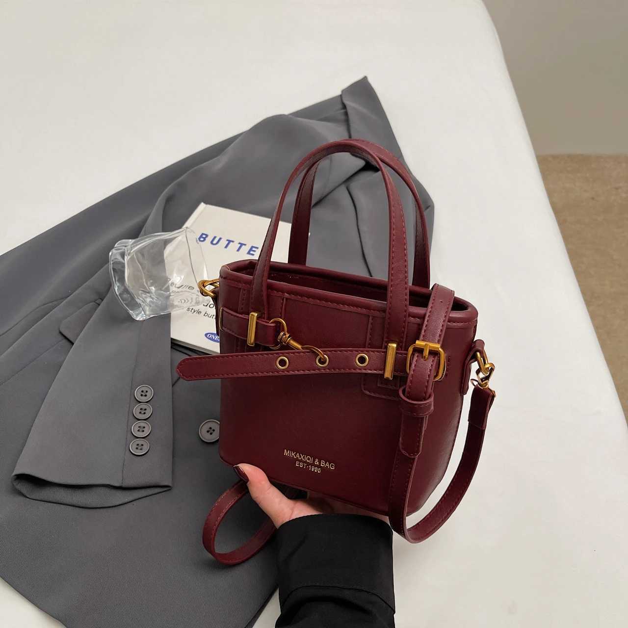 Minimally Wern Handheld Trendy 1 Small Bag for Wen New Single Shoder Crossbody Bag for Cmuting D251009