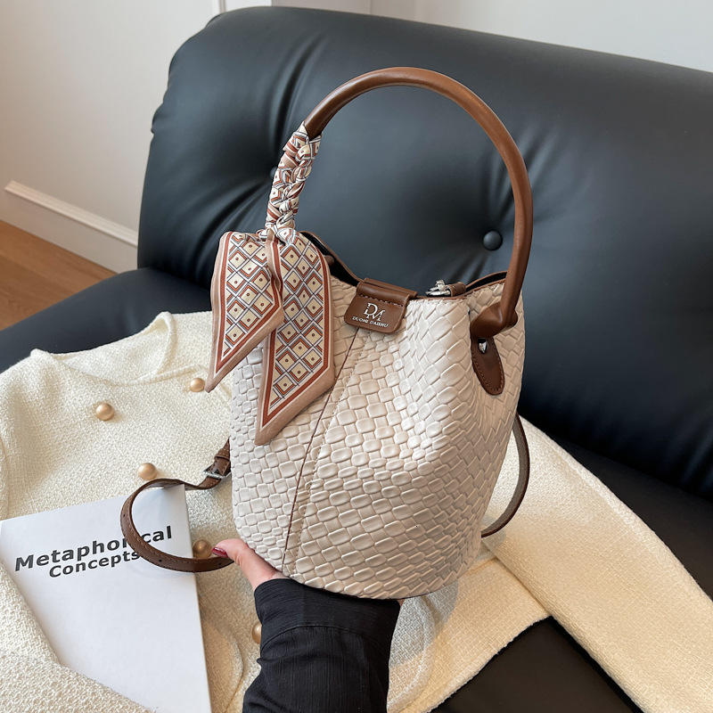 designer bag luxury bag 2025 Trendy New Commuter Bag Retro Bag Women Handbag Fashion Versatile Shoulder Bag Woven Bucket Bag Niche